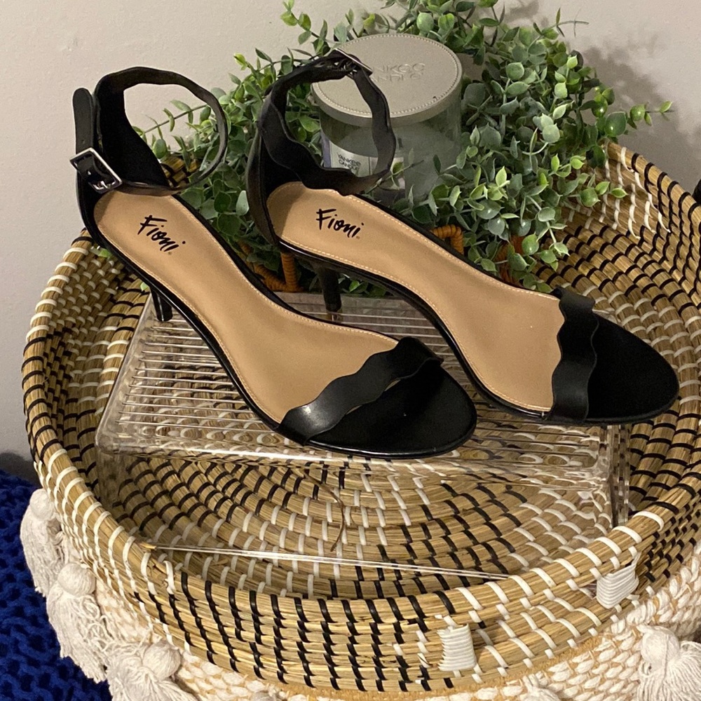 Women’s Black Scalloped Strappy Heels, Size 8.5, NWOT, never worn.  No defects